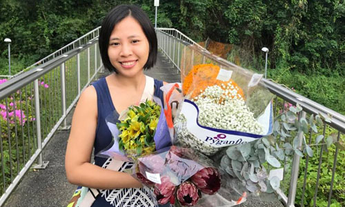 Quỳnh Giang trong một lần đi chợ hoa tại Singapore. Ảnh: NVCC.