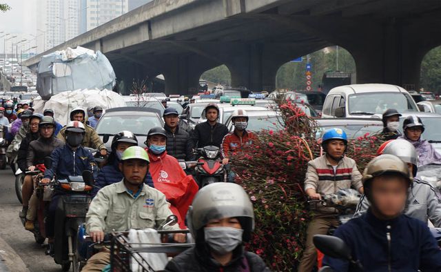 Đường phố Hà Nội ùn tắc kinh hoàng trong ngày 27 Tết