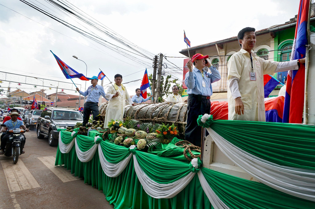 Bánh tét 4 tấn, khăn dài 1 km: Campuchia lấy lòng giới trẻ bằng kỷ lục