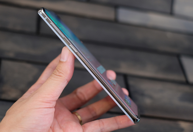 Ảnh Samsung Galaxy S10 với 4 camera, màn hình 'đục lỗ'