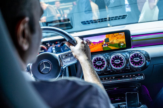 Mercedes-Benz cho phép chơi game ngay trên xe