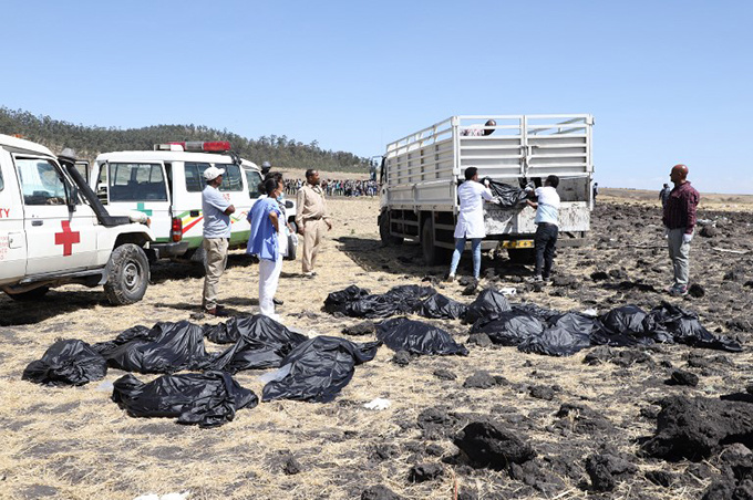 Thi thể các nạn nhân ở hiện trường vụ máy bay Ethiopia rơi ngày 10/3.