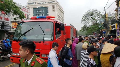Xe cứu hỏa cùng cảnh sát phòng cháy chữa cháy đang giải cứu người gặp nạn. Ảnh: Giang Chinh.