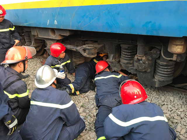 Kịch tính giải cứu người đàn ông mắc kẹt dưới gầm tàu hỏa