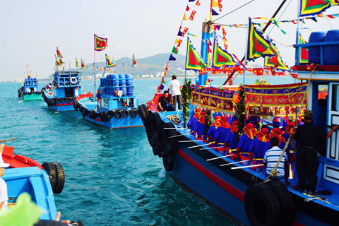 Hòa mình vào lễ hội Cầu Ngư đầy sắc màu bên bờ biển Khánh Hòa