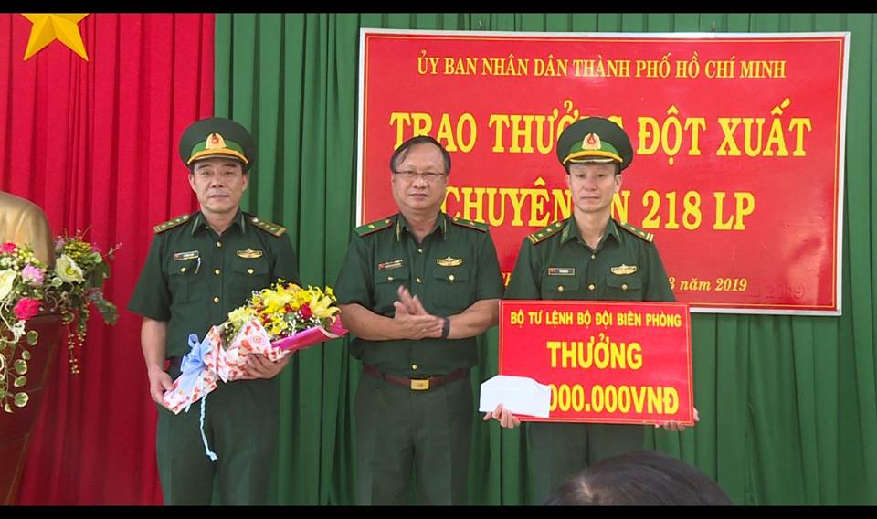 ubnd-tp-hcm-thuong-nong-100-trieu-dong-cho-cac-don-vi-pha-chuyen-an-300kg-ma-tuy-da-tu-myanmar-sang-lao-ve-viet-nam