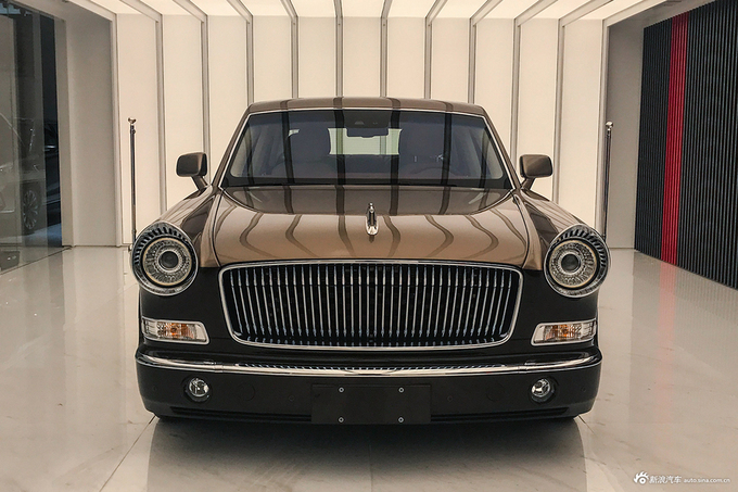 So với phiên bản cũ, Hongqi L5 2019 giữ nguyên thiết kế tổng thể. Lưới tản nhiệt mạ crôm với những thanh dọc. Cụm đèn pha tròn cổ điển pha lẫn hiện đại, như các dòng xe Volga của Liên Xô.