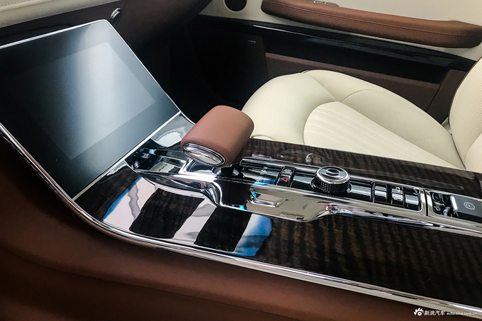 Bảng điều khiển cần số phong cách Audi.