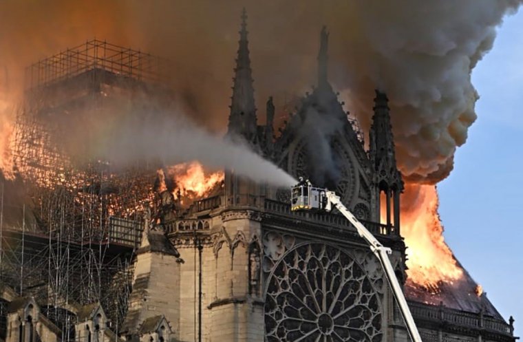 Nhà thờ Đức Bà trong vụ cháy