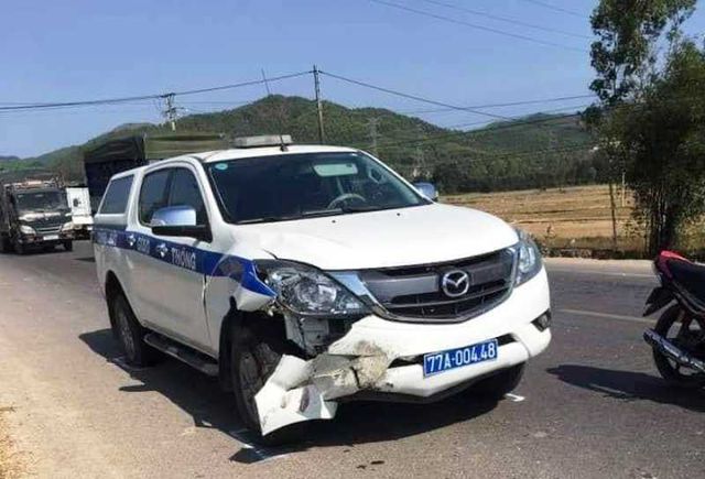  Xe CSGT Bình Định va chạm với xe máy khi tuần tra khiến 1 người tử vong. (Ảnh: Dân Trí).