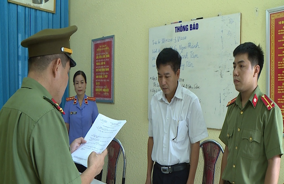 Cơ quan điều tra đọc lệnh khởi tố bị can Trần Xuân Yến - Phó Giám đốc Sở GD&ĐT Sơn La - (Ảnh: Bộ Công an).