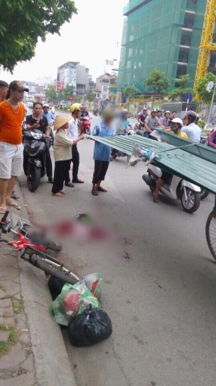 Hiện trường vụ bé trai bị tử vong do đâm trúng xe chở tôn ở Hoàng Mai (Hà Nội).