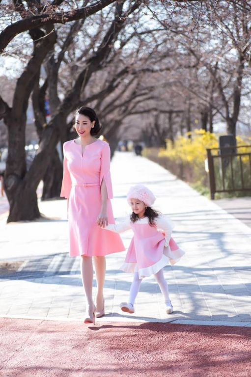 Hoa hậu Hà Kiều Anh cùng con gái dạo phố với gu thời trang nữ tính, thanh lịch. Cô diện đầm hồng dài tay nổi bật với đường cắt xẻ tinh tế, đẳng cấp. 
