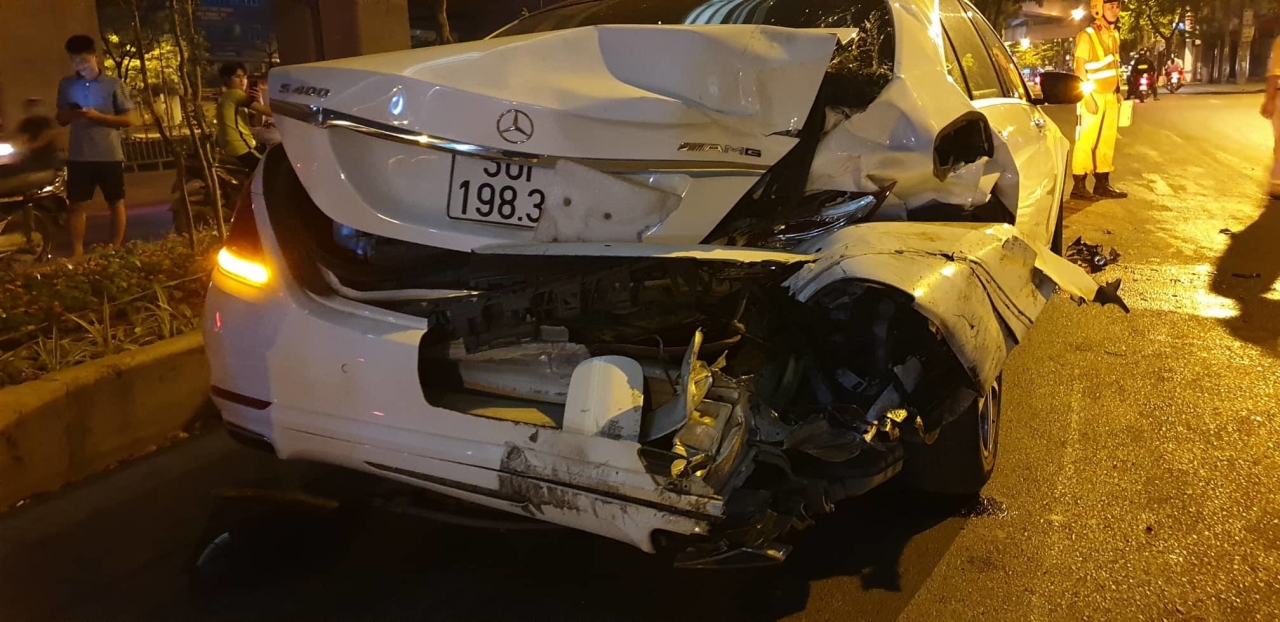 Chiếc ô tô hiệu Mercedes màu trắng cũng bị hư hỏng phần đuôi.
