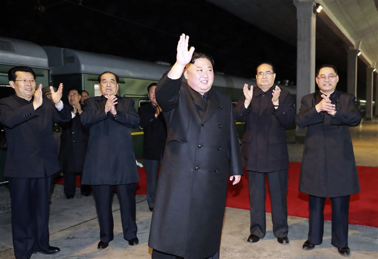 Ông Kim Jong Un vây tay chào người dân khi rời Bình Nhưỡng tới Nga hôm 24/4.