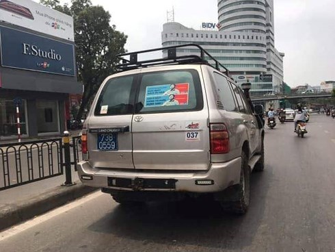 Hình ảnh chiếc xe biển xanh dán hình cựu Viện phó VKS Đà Nẵng 'nựng' bé gái đi trên phố Hà Nội gây xôn xao.