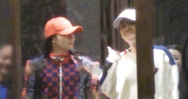Quan Hiểu Đồng và Luhan được bắt gặp đi ăn tại một nhà hàng.