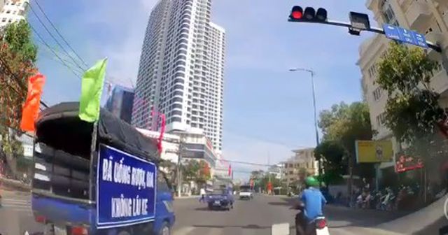Tin tai nạn giao thông mới nhất 25/4: Hình ảnh đoàn xe tuyên truyền giao thông vượt đèn đỏ ở Khánh Hòa gây xôn xao.