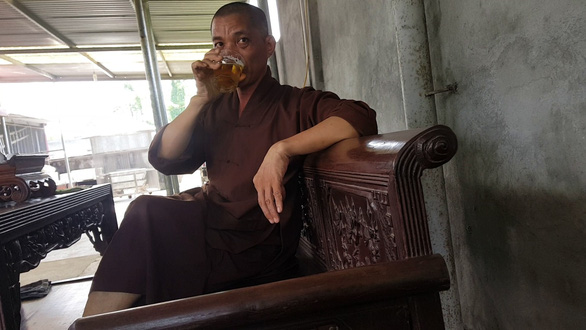 Sư Thích Bản Phúc thản nhiên nâng cốc uống bia ngay trong khuôn viên chùa Trung Hành khi trao đổi với phóng viên gần đây - Ảnh: TIẾN THẮNG