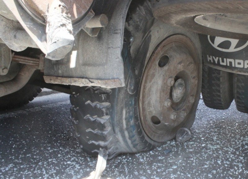   Nhiệt độ trên mặt đường tăng và lốp đã quá mòn càng dễ làm hư hỏng lốp xe.