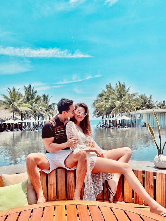 Trên trang cá nhân, Kim Lý lần đầu đăng ảnh tình tứ cùng Hồ Ngọc Hà trong chuyến nghỉ dưỡng tại Đà Nẵng sau hơn một năm hẹn hò.