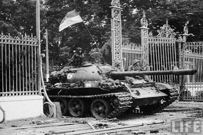 Chiếc xe tăng húc đổ cổng Dinh Độc Lập (Nguồn ảnh: LIFE.)