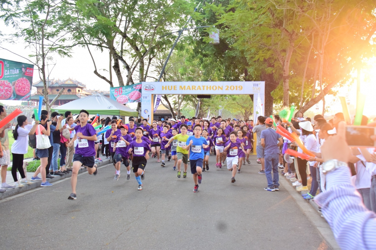 hang-ngan-van-dong-vien-chay-bo-o-cuoc-thi-hue-marathon-2019
