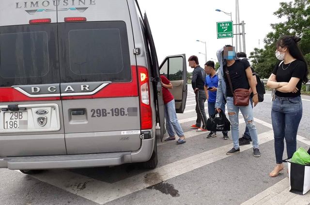 Tin tai nạn giao thông mới nhất 28/4: Truy tìm xe 16 chỗ đội giá vé, bỏ khách giữa đường cao tốc Nội Bài - Lào Cai.