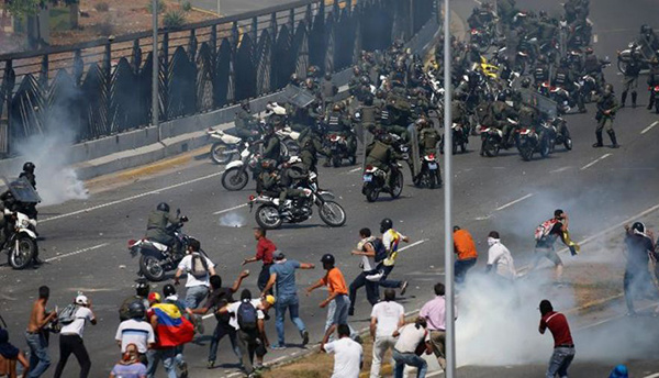 Quang cảnh hỗn loạn ở Caracas.