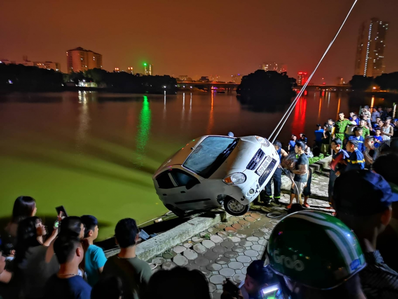 Lực lượng cứu hộ cứu nạn ra xác định vị trí xe gặp nạn.