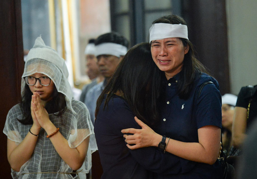 Rất nhiều nước mắt đã rơi trong đám tang của chị Đinh Thị Hải Yến, một nữ nhân viên phục trang kiêm những vai diễn phụ trên sân khấu kịch.