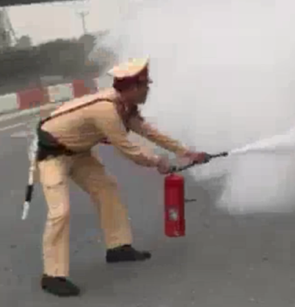 CSGT Hà Nội trưng dụng bình cứu hoả cứu xe tải bốc cháy trên đường.