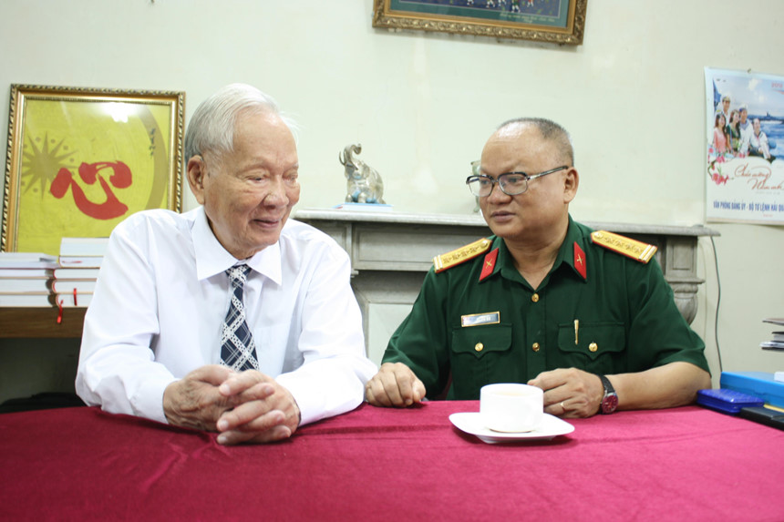 Đại tá Hồ Sơn Đài trong một lần trò chuyện cùng đại tướng Lê Đức Anh. (Ảnh do đại tá Hồ Sơn Đài cung cấp).
