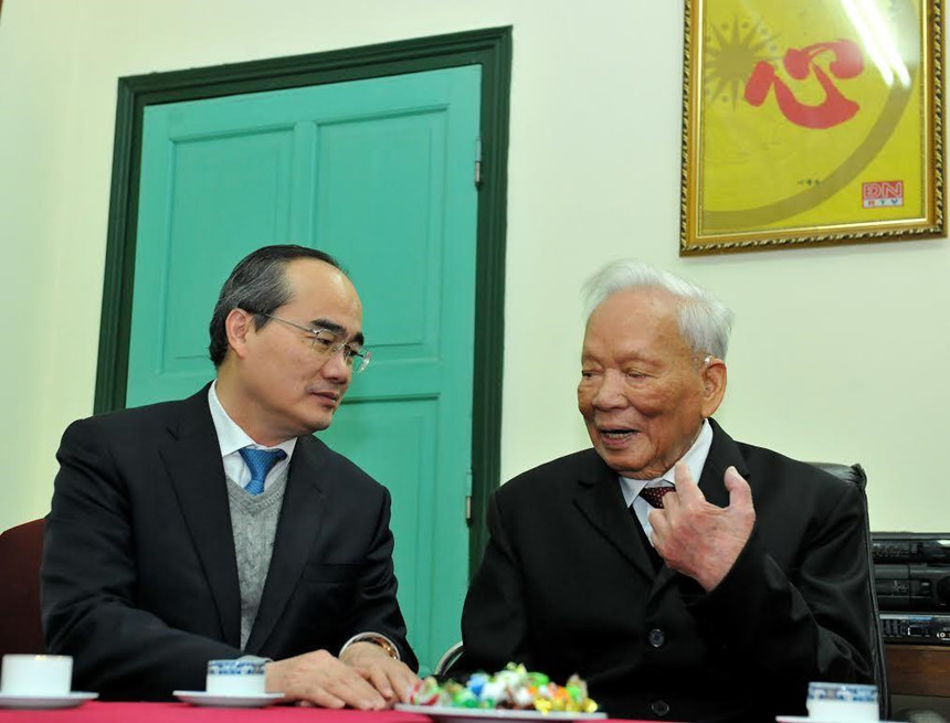 Ông Nguyễn Thiện Nhân khi còn là Chủ tịch ủy ban Trung ương MTTQ Việt Nam đến thăm nguyên Chủ tịch nước Lê Đức Anh tại nhà riêng, vào dịp Tết năm 2016. (Ảnh: Vietnamnet)