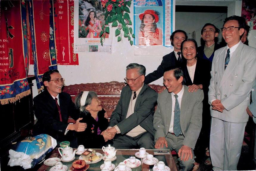 Năm 1995, Chủ tịch nước Lê Đức Anh tới thăm bà mẹ Việt Nam anh hùng Trần Thị Em (xã Thanh Quý, thị xã Hà Tĩnh), là mẹ của 3 liệt sĩ. Ông Lê Đức Anh cũng chính là người đề xuất việc phong tặng danh hiệu Mẹ Việt Nam Anh hùng. (Ảnh: TTXVN).