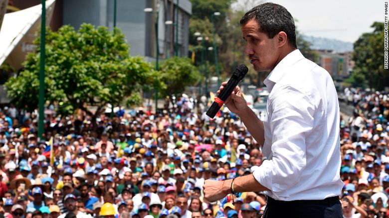 Tổng thống tự xưng Venezuela phát biểu trước đám đông người ủng hộ hôm 1/5.