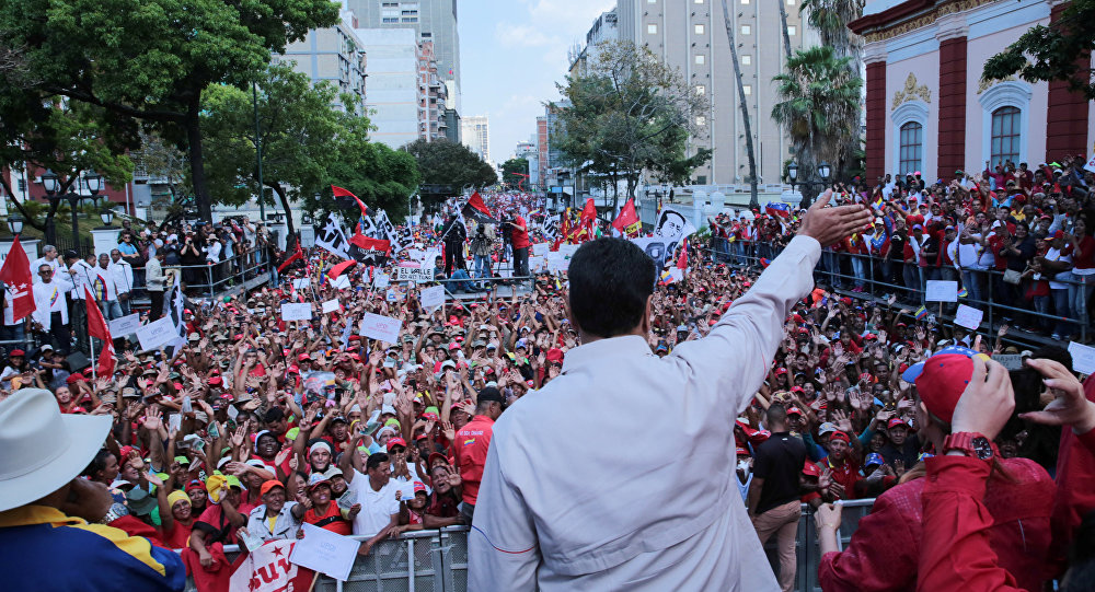 Tổng thống Maduro vẫy chào người ủng hộ ở Caracas.