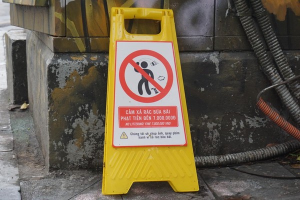 Các biển báo cấm xả rác được đặt nhiều ở phố đi bộ cho người dân dễ quan sát.
