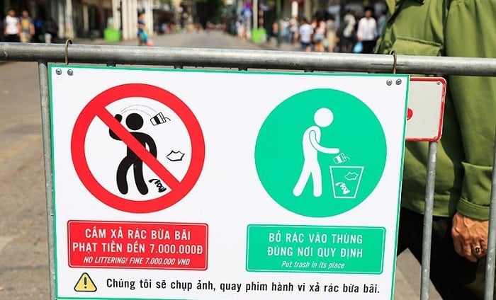Tấm biển cấm xả rác bừa bãi và cảnh báo bị phạt tiền đến 7 triệu đồng treo ngay trên barie đầu phố đi bộ Hồ Gươm.