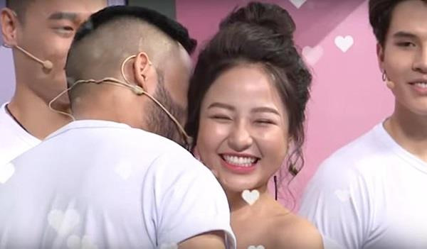 Hot girl Trâm Anh tỏ ra ngại ngùng khi nam người mẫu hôn vào tai trên sóng truyền hình.