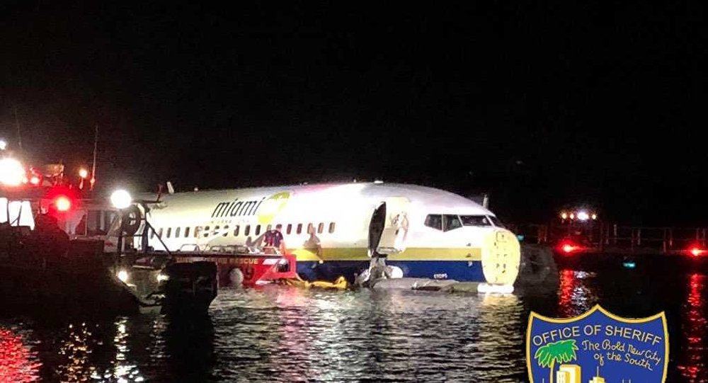 Boeing 737 lao xuống sông ở Florida, Mỹ.