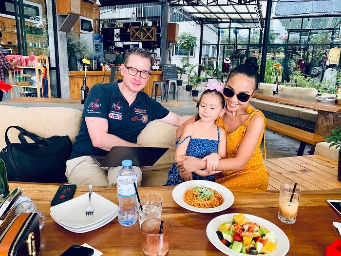 Đoan Trang đăng tải khoảnh khắc vui vẻ bên gia đình trong chuyến nghỉ dưỡng tại Đà Lạt.