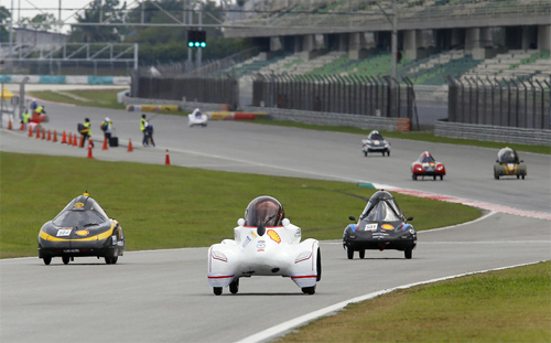 Xe của đội Đại học Lạc Hồng (màu trắng) trong cuộc thi ở Malaysia hôm 1/5.