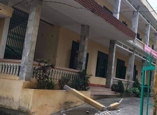 Hiện trường cây cột bê tông đổ gãy xuống sân Trường THCS Đà Bắc (Hòa Bình) làm 2 học sinh bị thương.