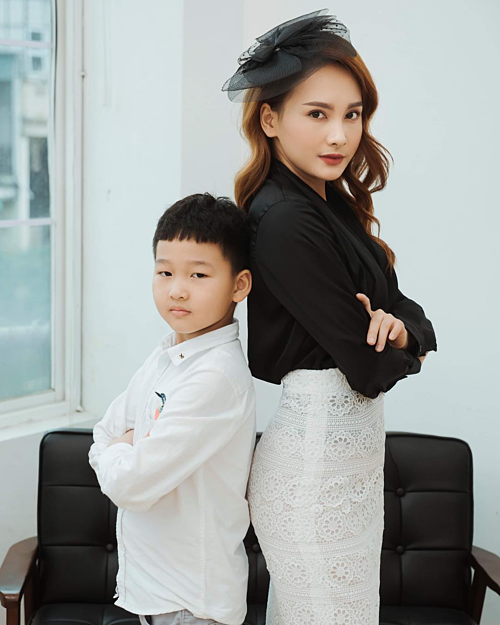 Diễn viên Bảo Thanh và con trai làm mặt lạnh lùng khi tạo dáng chụp ảnh.