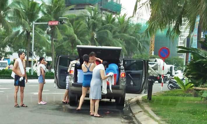 Hình ảnh nhóm người vô tư đỗ ô tô giữa đường để tắm nước ngọt sau khi tắm biển ở Sơn Trà (TP Đà Nẵng) khiến dư luận lên án.