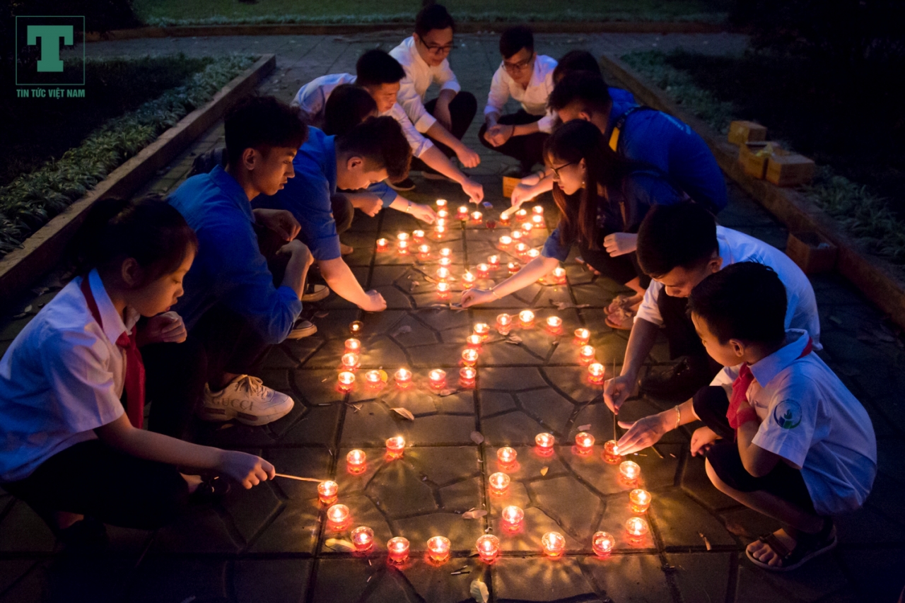 Trong buổi tối 7/5, nhân kỷ niệm 65 năm Ngày Chiến thắng Điện Biên đông đảo các bạn trẻ là học sinh, sinh viên nhiều trường đại học tại Hà Nội có mặt để cùng nhau thắp nến tri ân Đại tướng Võ Nguyên Giáp và những chiến sĩ đã hy sinh trong trận đánh lịch sử tại Điện Biên.