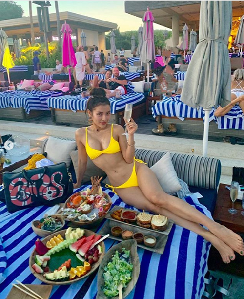 Phương Trinh Jolie diện bikini khoe body nóng bỏng khi du lịch ở Bali (Indonesia).