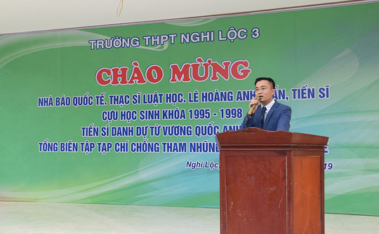 Ông Lê Hoàng Anh Tuấn tại buổi giao lưu tại Trường THPT Nghi Lộc 3.
