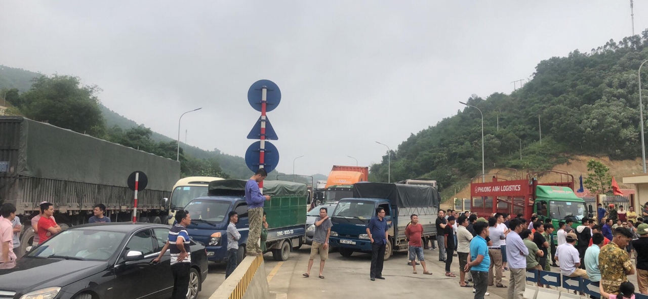 Tình trạng lộn xộn, ùn tắc giao thông xảy ra tại trạm thu phí BOT Hòa Lạc - Hòa Bình.